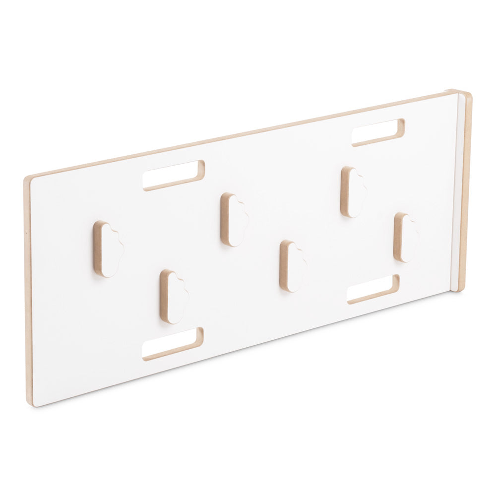 Vaikas žaidžia ant Medinės Supynės PLUSH NEST 4in1, naudodamas kaip kopimo sieną – vaizdas 3