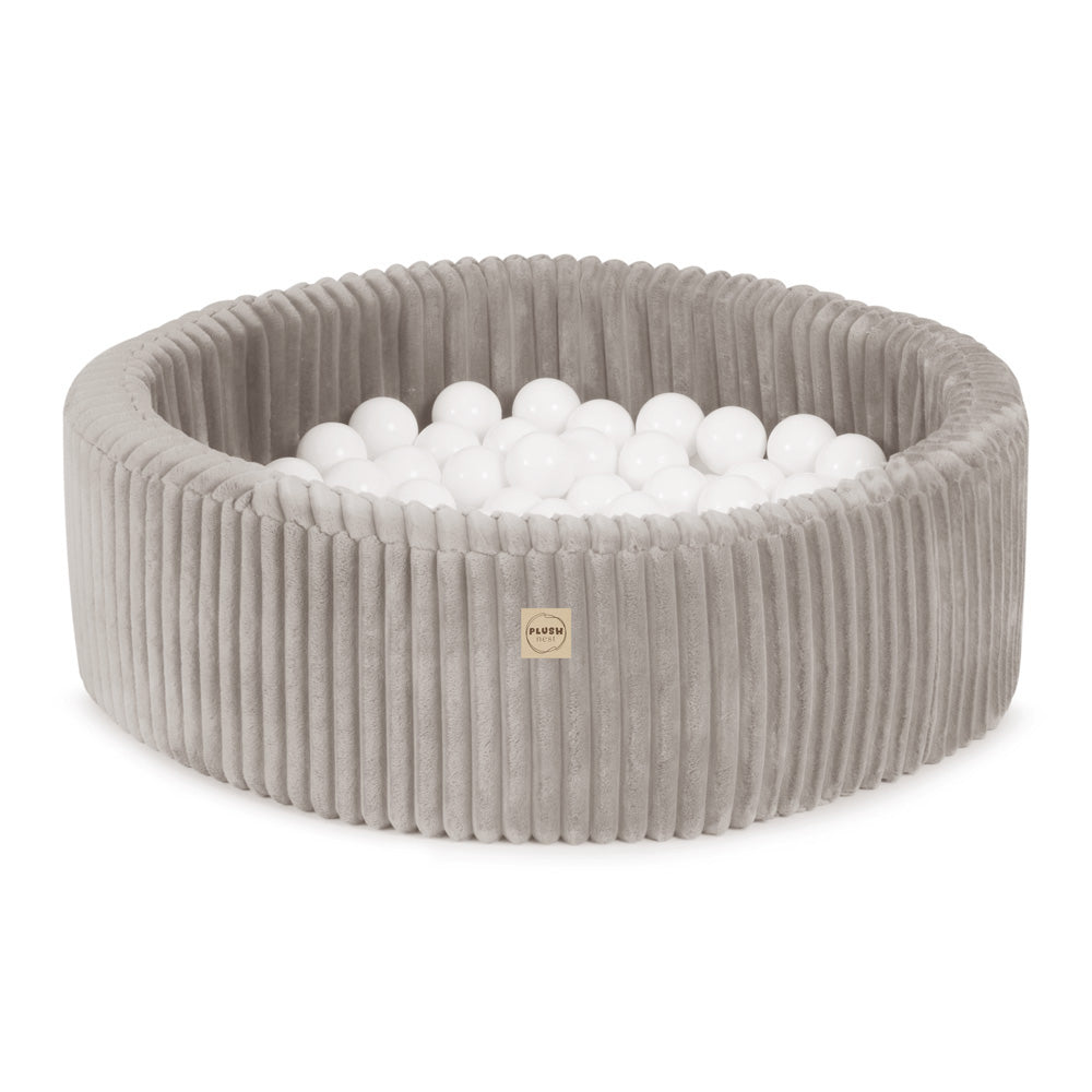 Smėlio spalvos pliušinis baseinas, detali medžiagos ir krašto apdaila – vaizdas 9