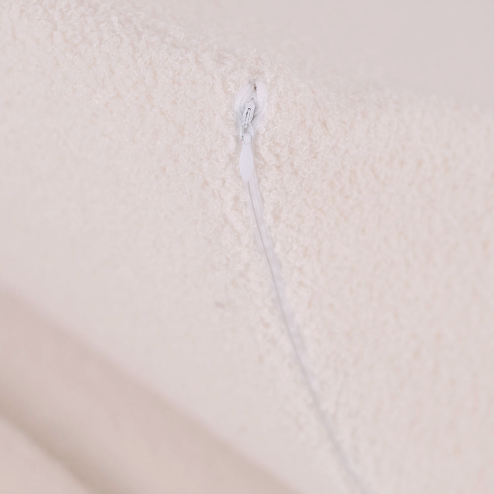 Pūkuotas Vaikiškas Fotelis „Plush Nest“, kremas Mažas vaikas sėdi minkštame fotelyje – vaizdas 3