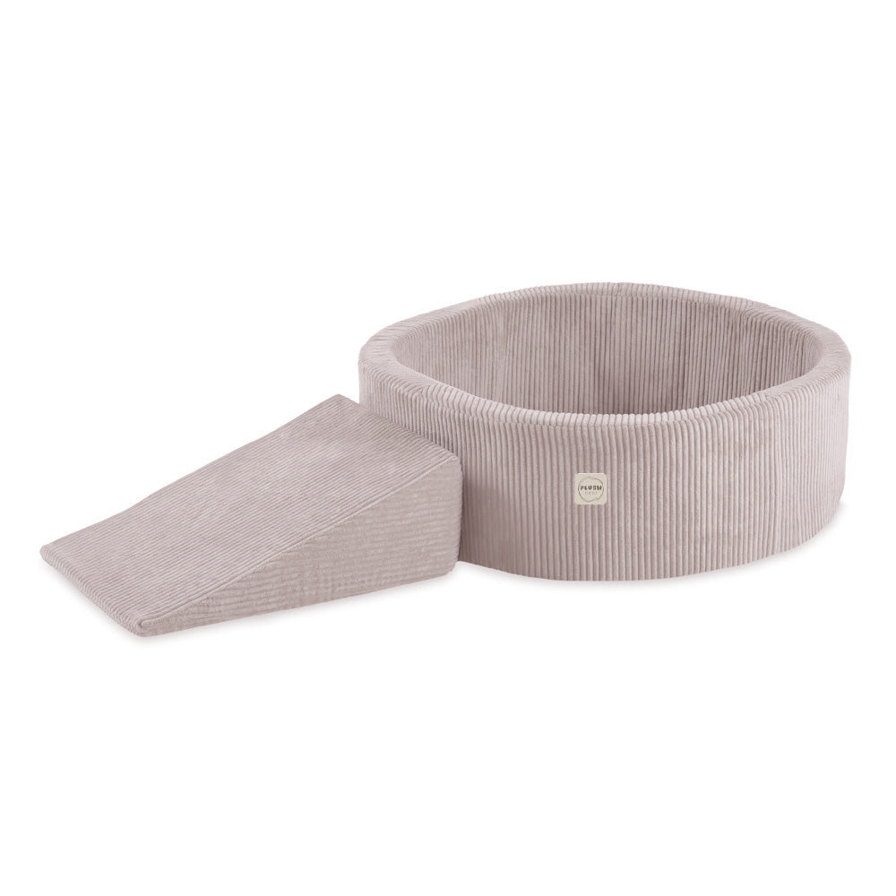 Žaidimų komplektas, Šviesiai Rožinis, vaikas naudojasi trikampiu – vaizdas 5