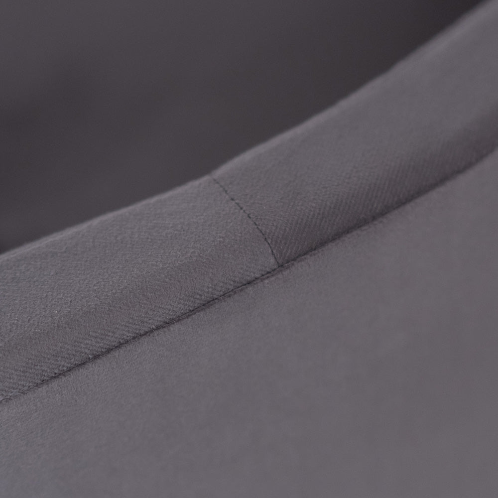 Pilkas veliūrinis kamuoliukų baseinas interjere – vaizdas 7