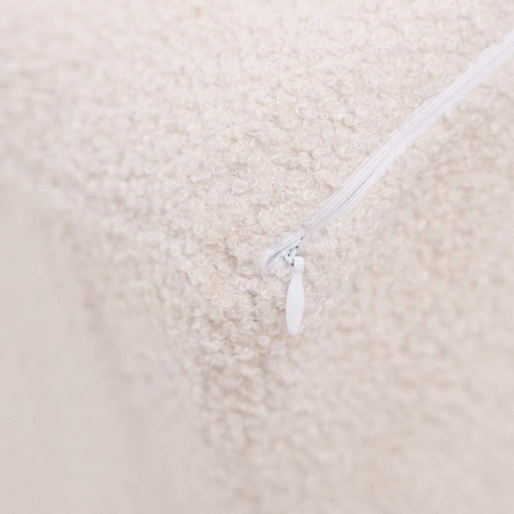 Pliušinis vaikiškas krėslas „Lizdas“, kreminis, su vaiku – vaizdas 2