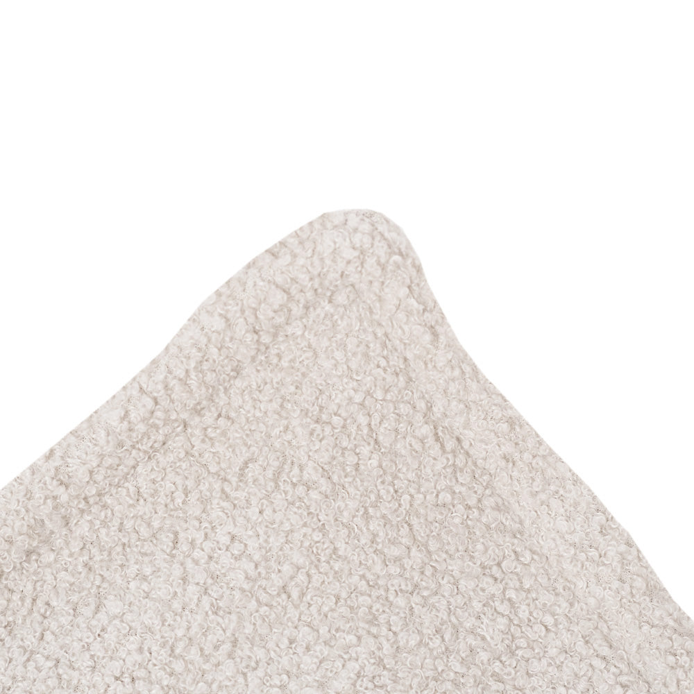 Kreminis pūkinis kvadratinis fotelis vaikams, interjere – vaizdas 2