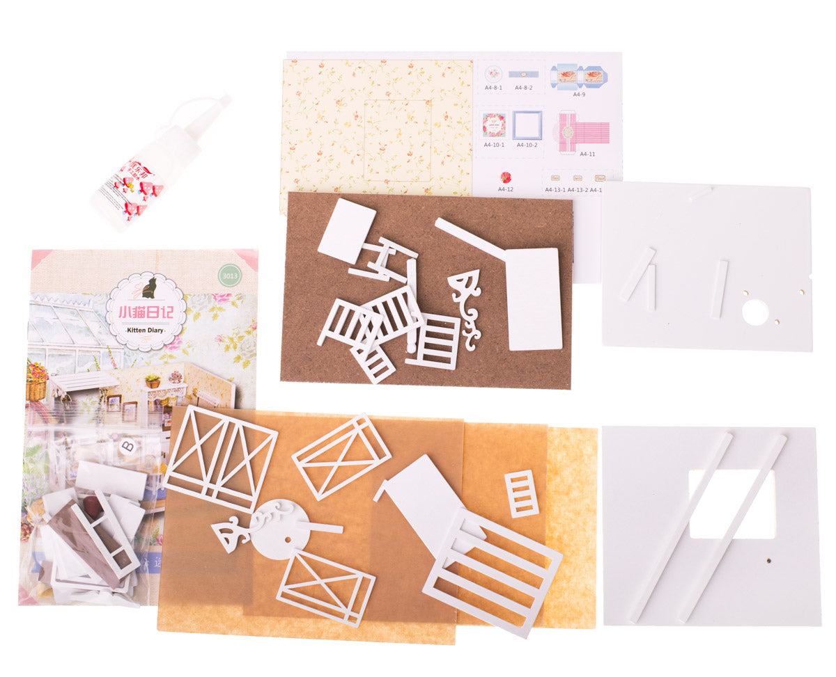 Medinis retro DIY lėlių namelio modelis 3013 su LED apšvietimu, 13 cm