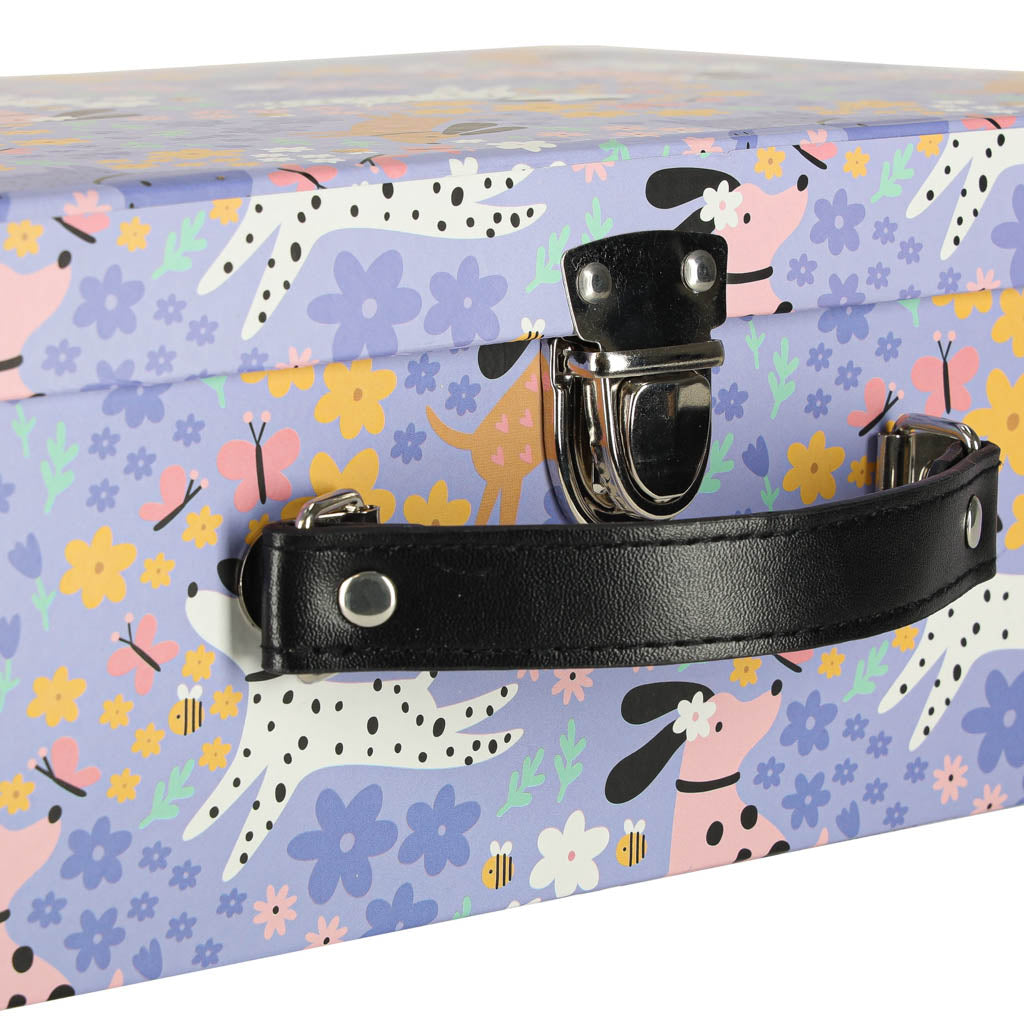 Namukas lagamine - viešbutis SPA gyvūnams su mediniais baldeliais ir figūrėlėmis