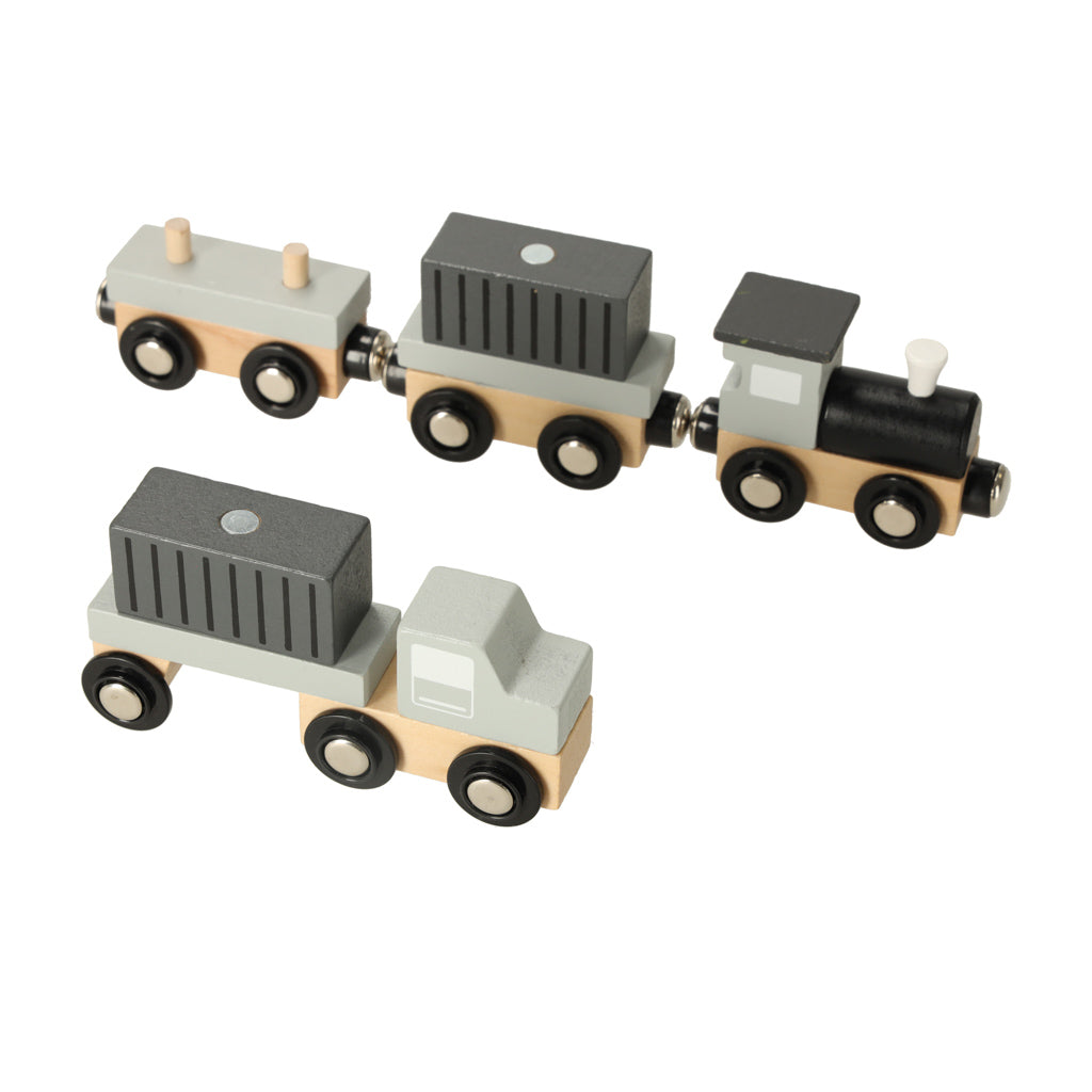 Medinis kranas jūrų uostas su automobilių laivu – vaizdas 3