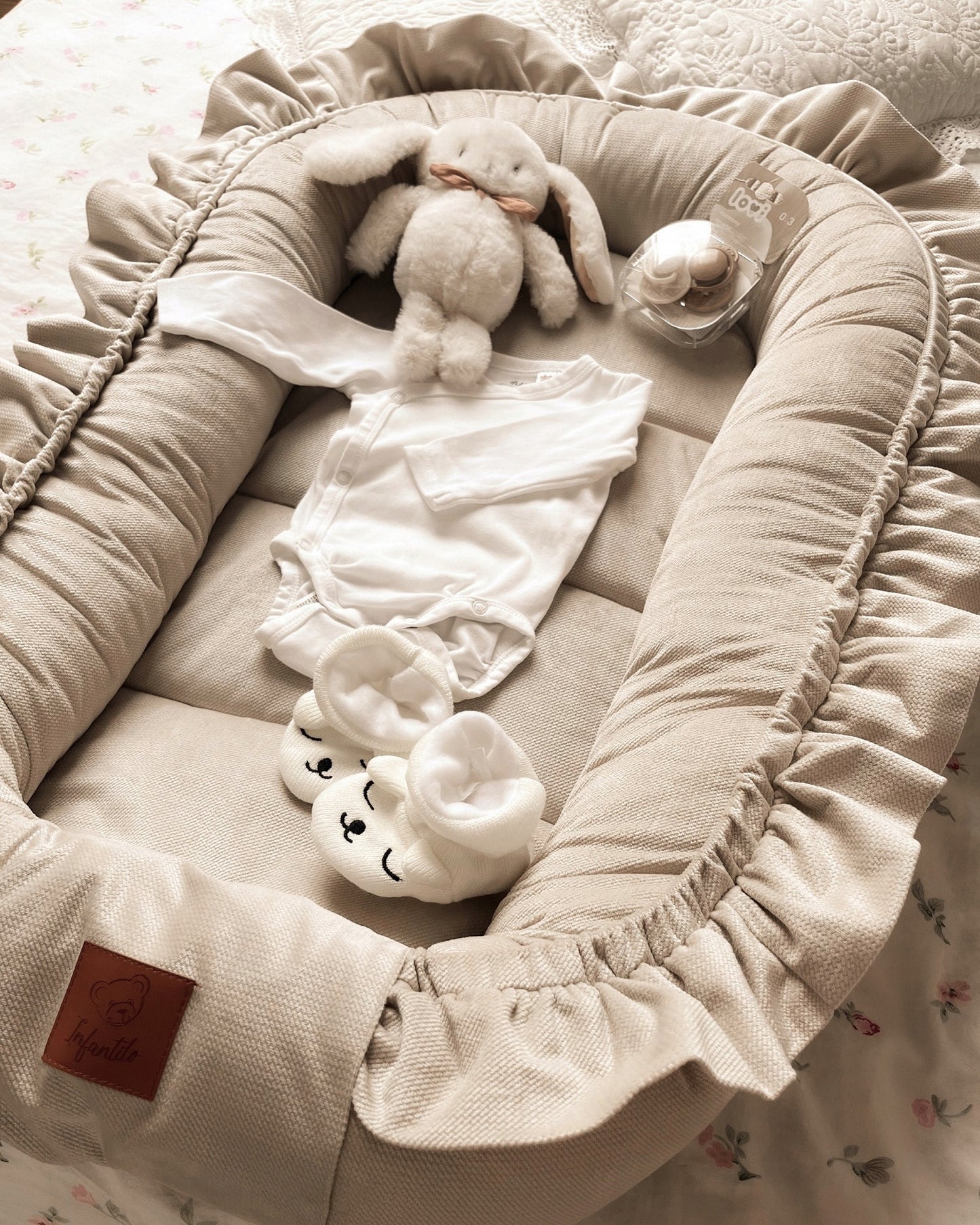 Premium Kūdikių lizdelis iš švelnaus aksominio audinio su dekoratyvine raukšle