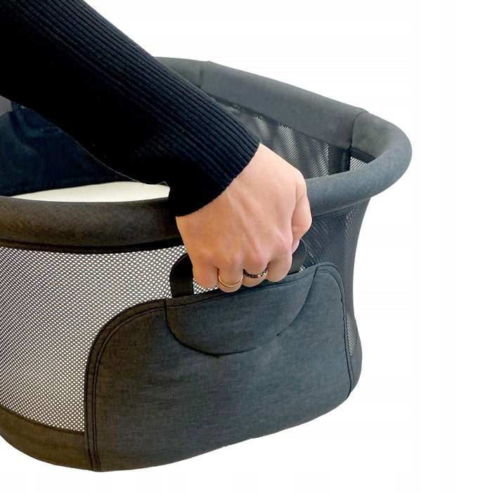 Juoda medinė sūpuoklė-lova kūdikiams su rėmu ir čiužiniu – pagrindinis vaizdas