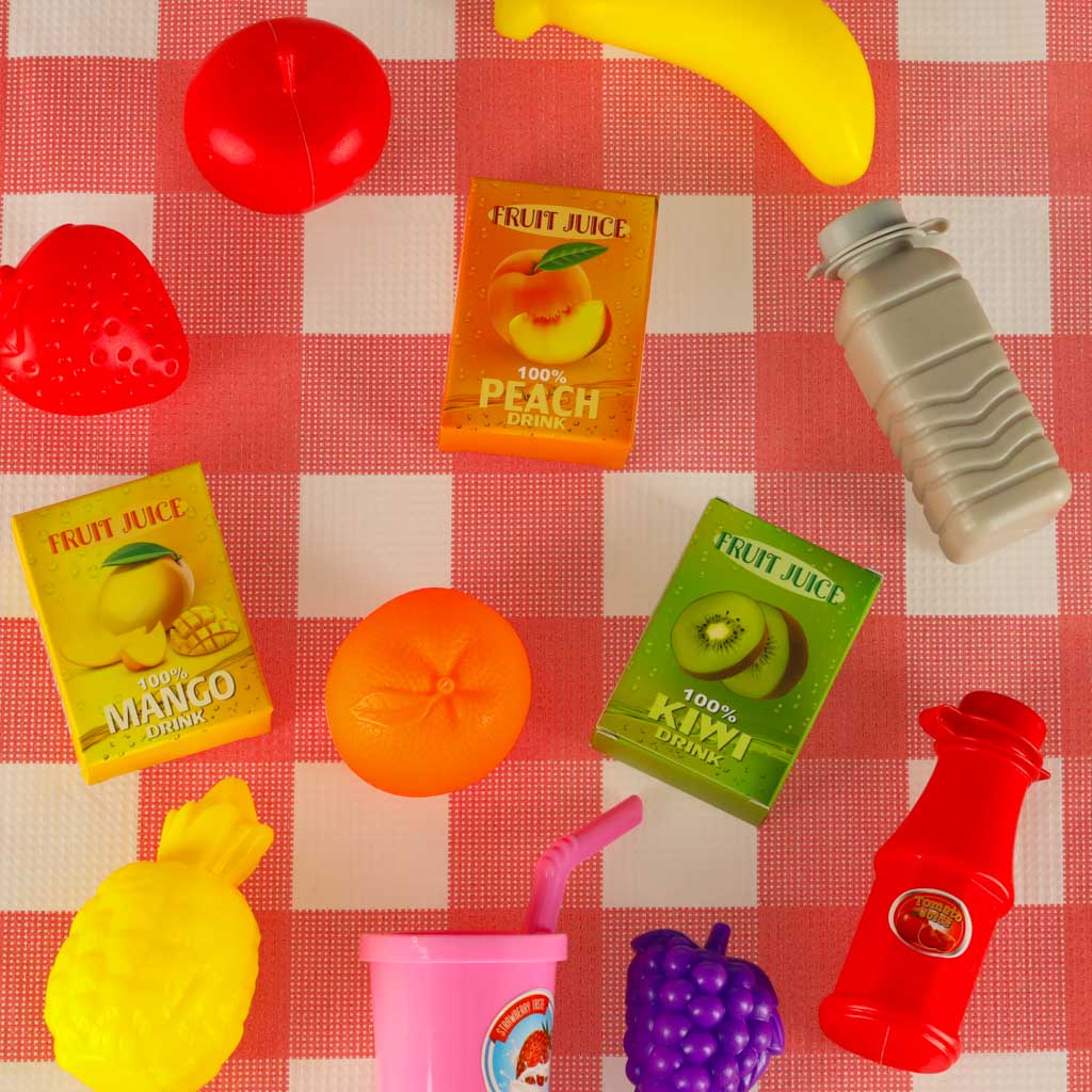 Vaikų pikniko krepšelis su vaisiais ir gėrimais