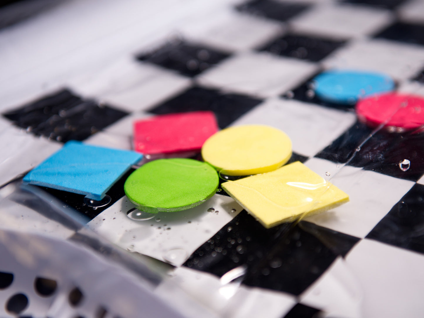 Pripučiama sensorinė vandens kilimėlis kūdikiams su kontrastinga juodai balta šachmatų lenta, XXL 65x50 cm