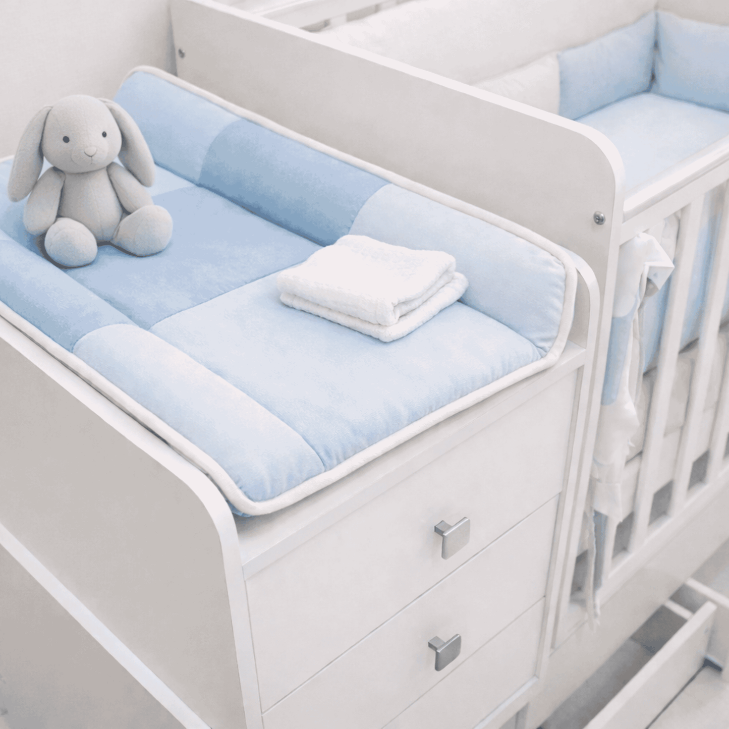 Daugiafunkcė kūdikio lovytė 4in1 SMART su komoda ir pervystykla