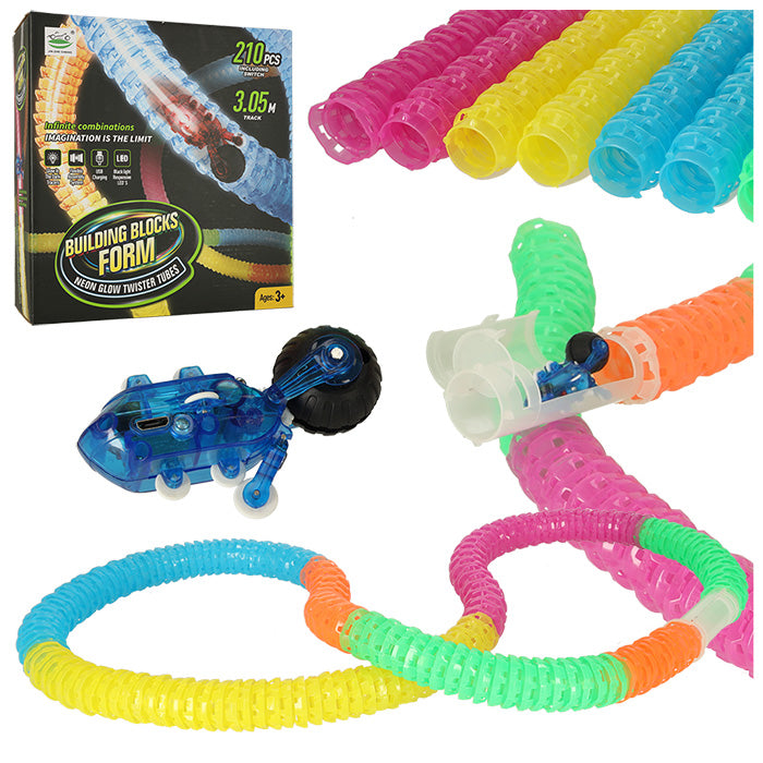 Ilga vamzdžių trasa su greitais automobiliais – pagrindinis vaizdas