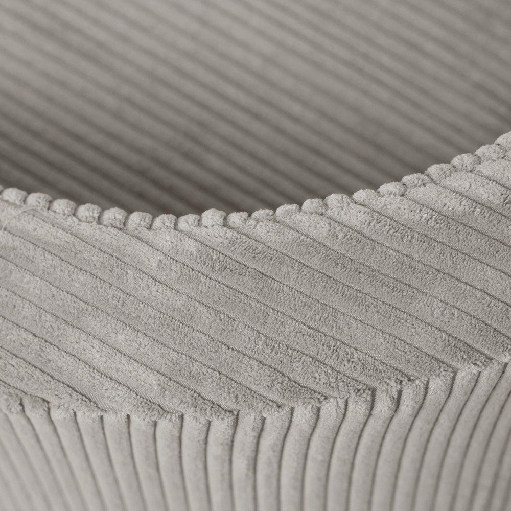 Pliušinis vaikiškas fotelis „Lizdas“, smėlio spalvos, su vaiku – vaizdas 2