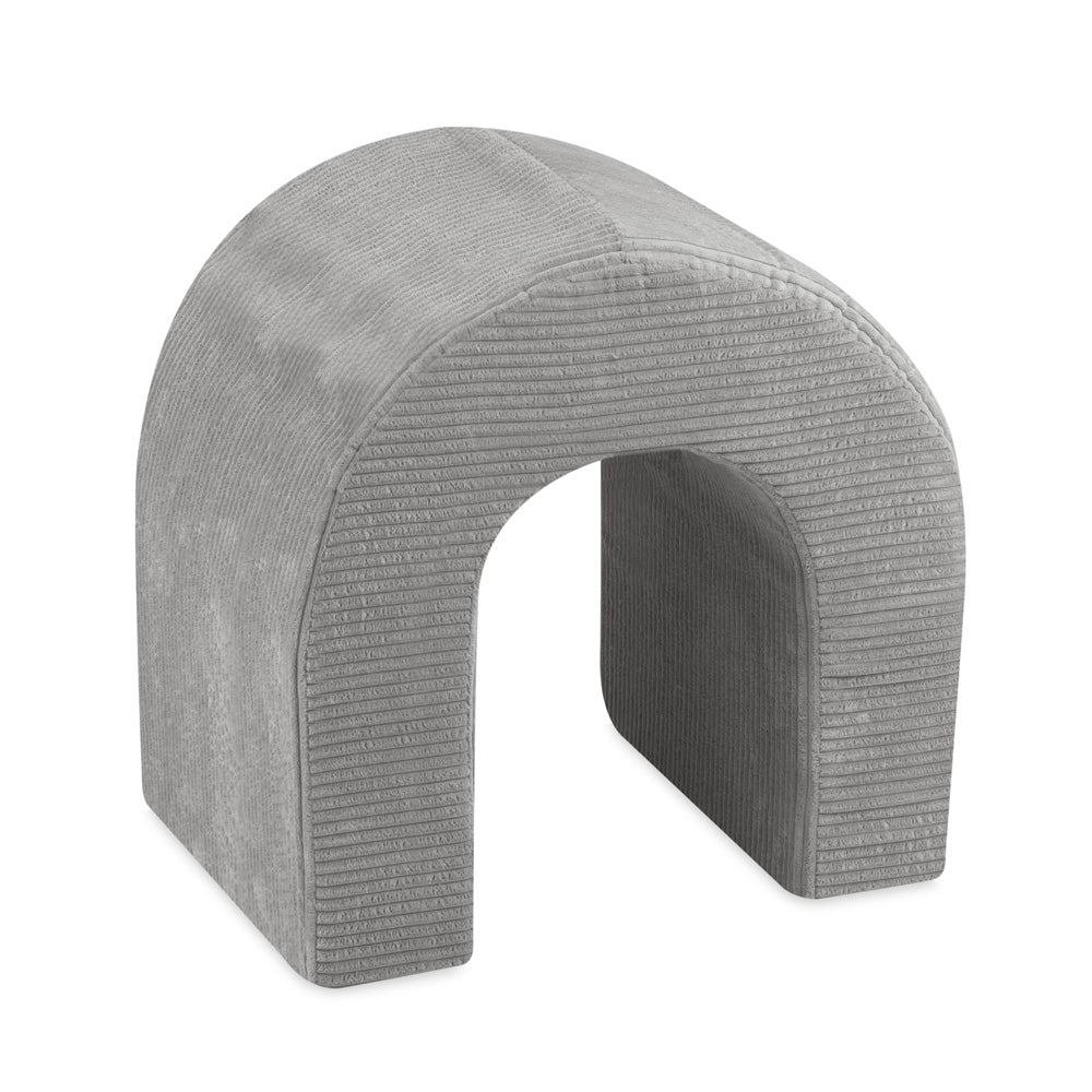 Vaikas ropoja pilku žaidimų kalneliu – vaizdas 4