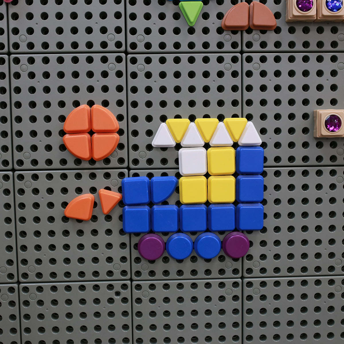 MASTERKIDZ 64 geometrinių formų kaladėlių STEM lentoms