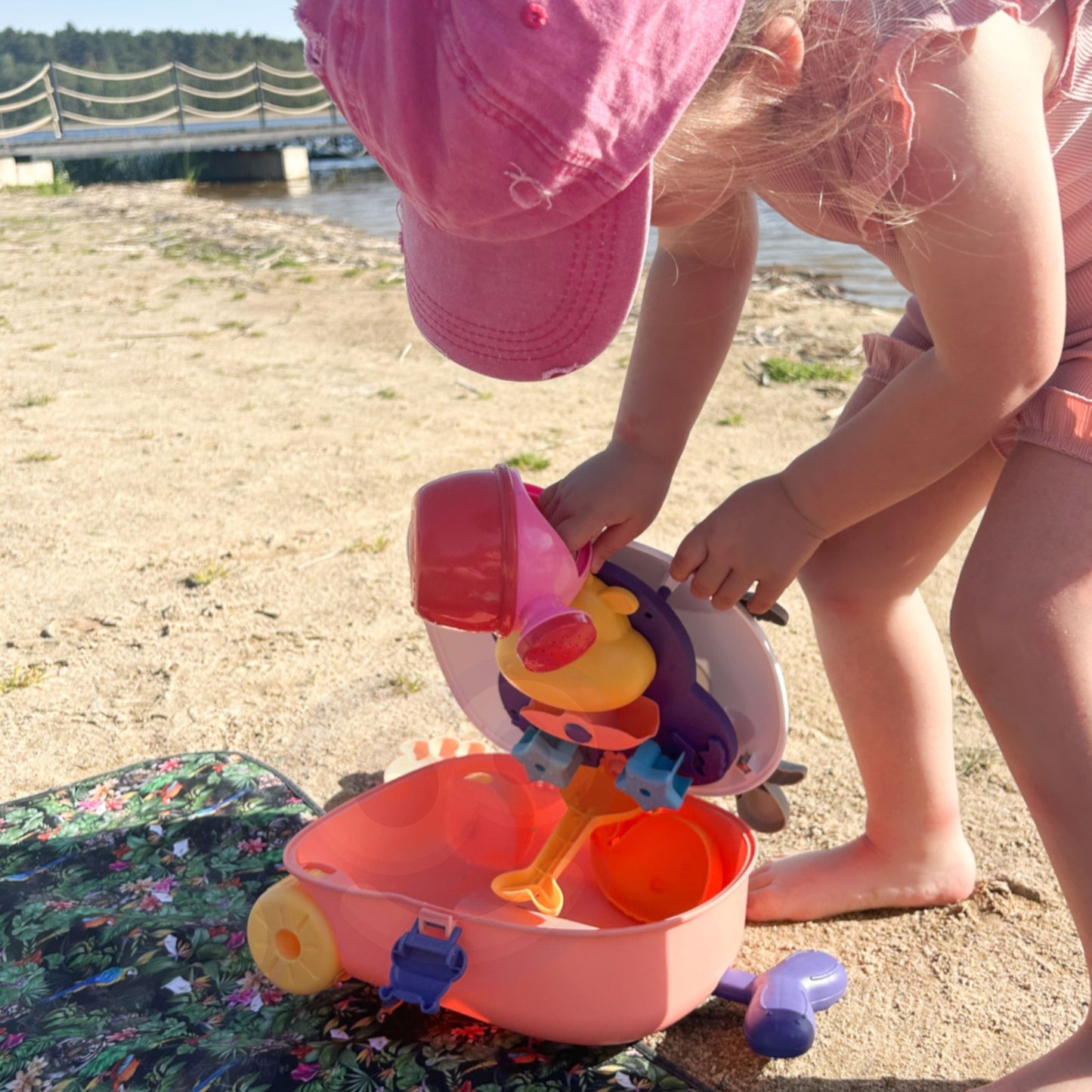 Woopie 3in1 smėlio žaislų rinkinys „Karvutės lagaminas“ – smėlio, vandens ir interaktyvūs žaidimai – vaizdas 2