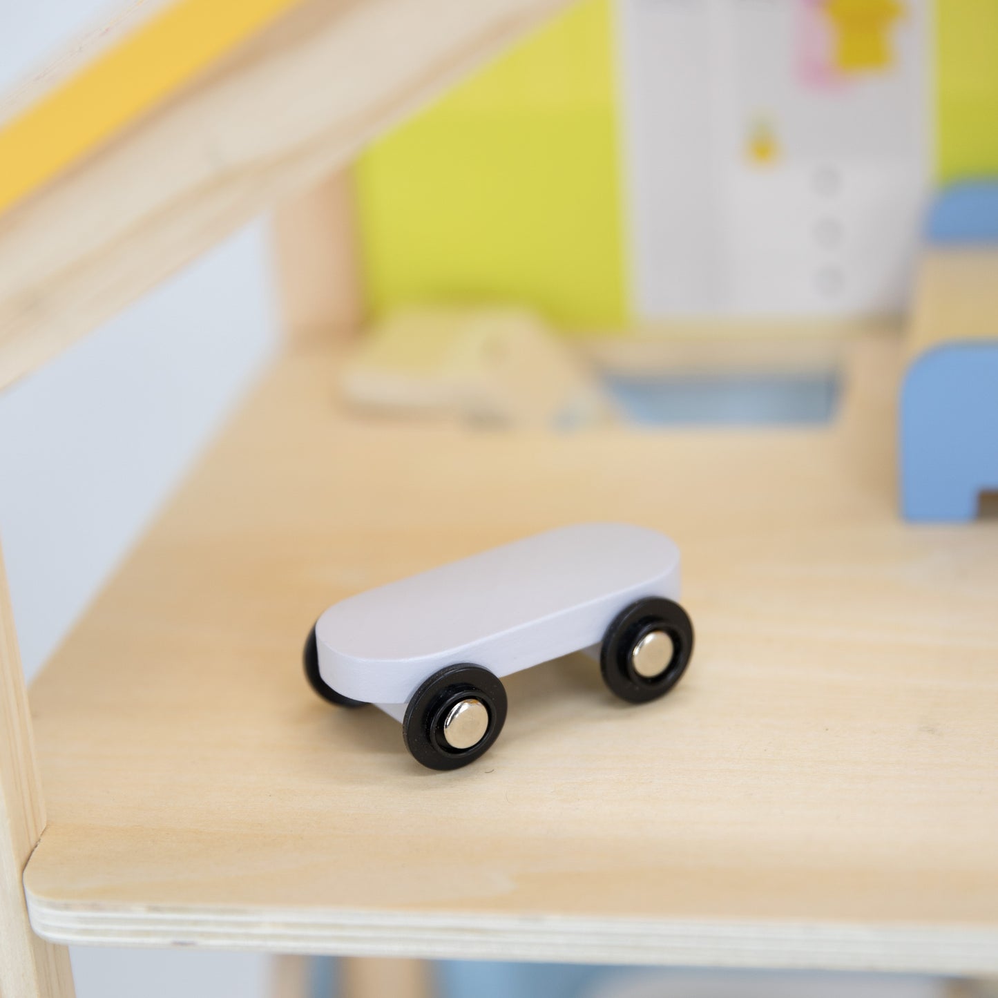 VIGA Medinis lėlių namelis rinkinys su lėlytėmis ir priedais – vaizdas 8