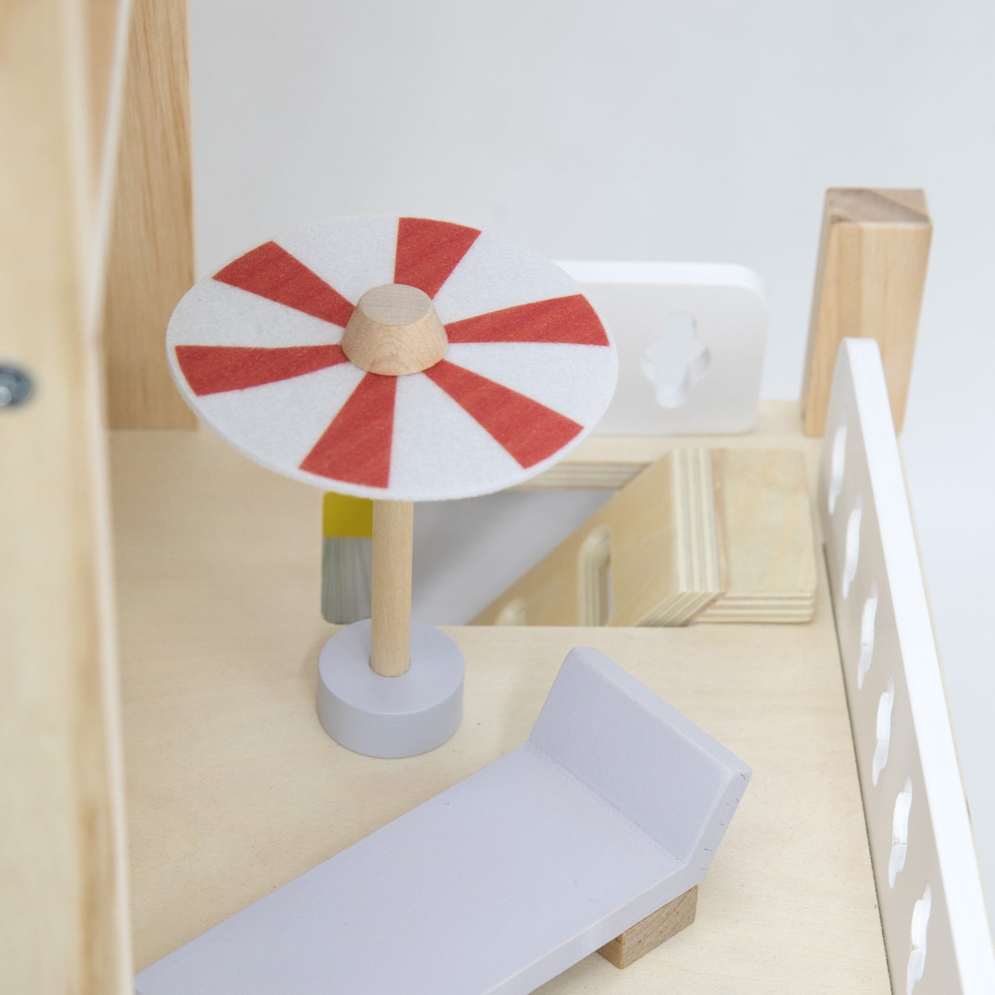 VIGA Medinis lėlių namelis rinkinys su lėlytėmis ir priedais – vaizdas 2