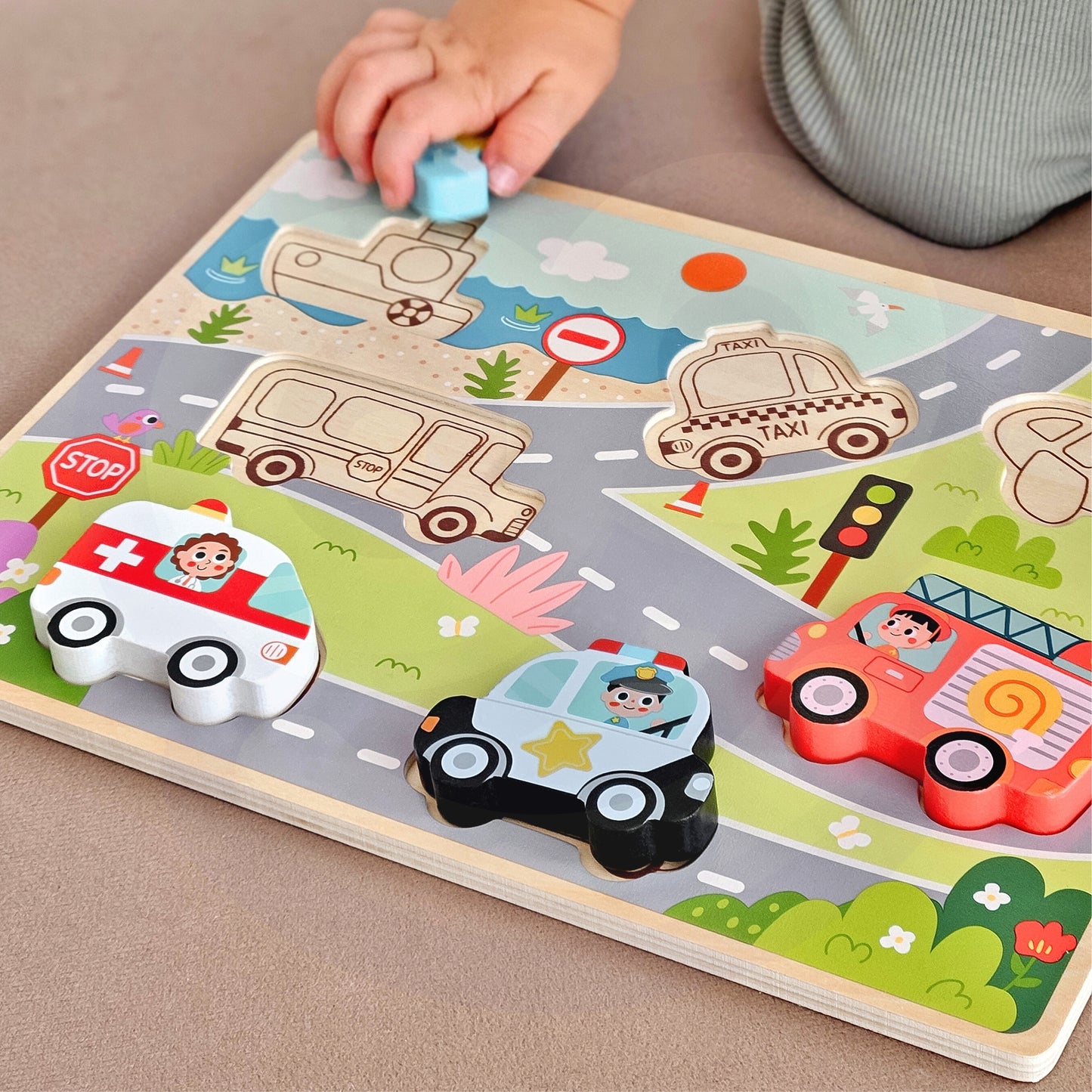 Tooky Toy medinė Montessori dėlionė „Transporto priemonės“ – automobiliai, lėktuvas, laivas – vaizdas 3