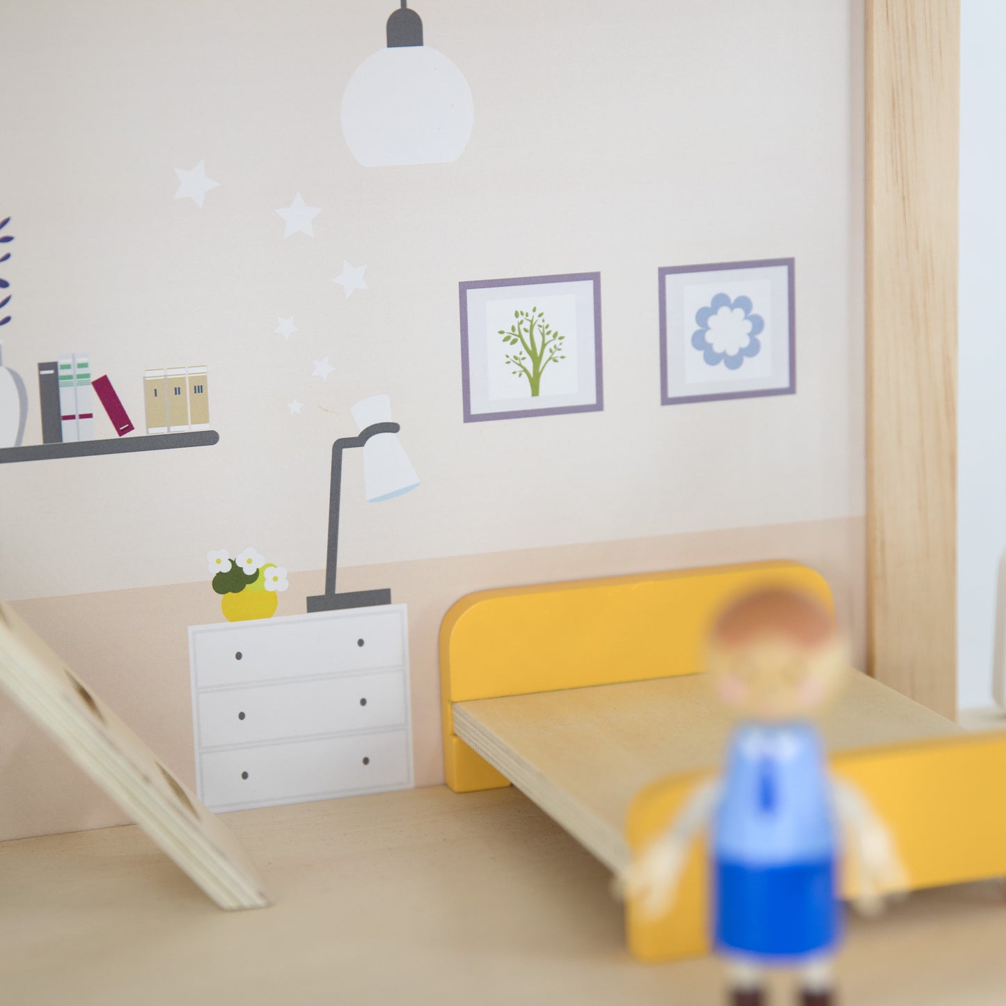 VIGA Medinis lėlių namelis rinkinys su lėlytėmis ir priedais – vaizdas 10