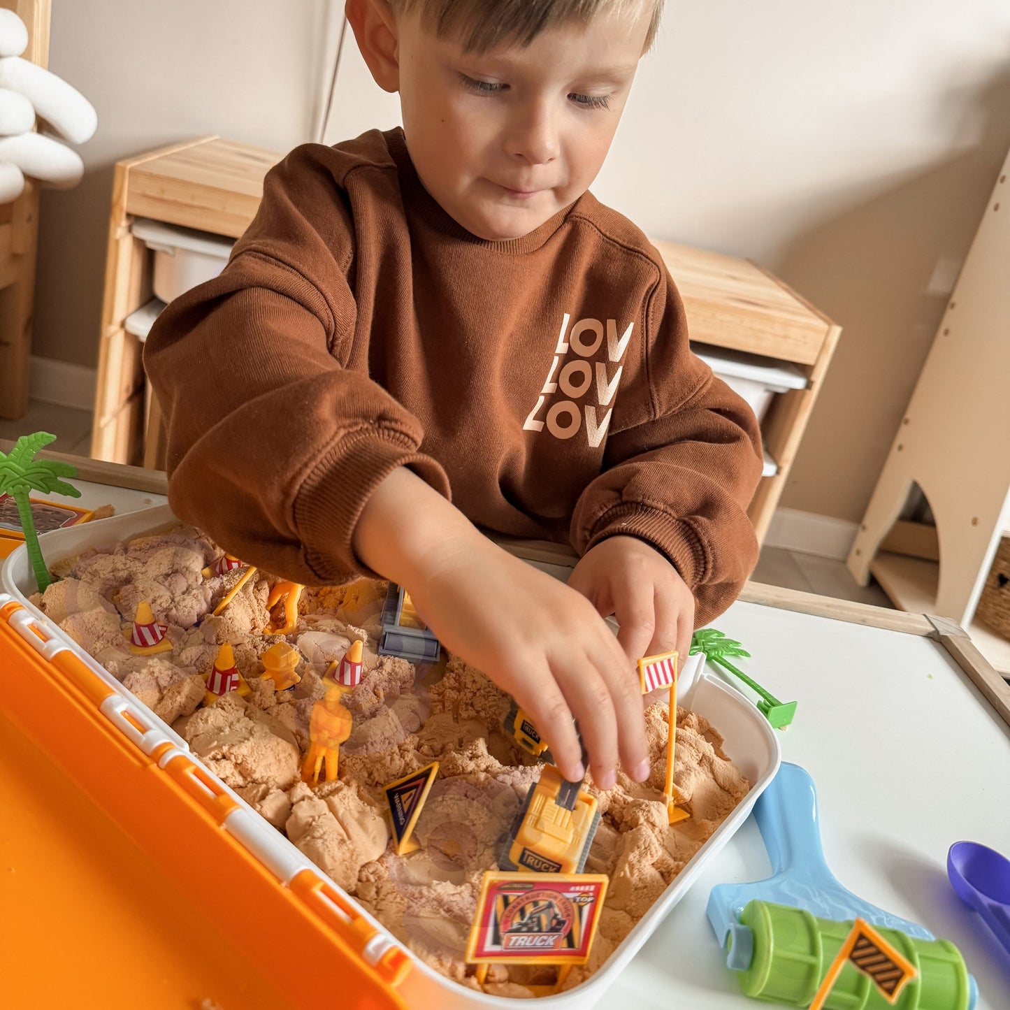 WOOPIE Kinetinis Smėlis Statybvietė Lagaminėlyje su Mašinėlėmis 1kg