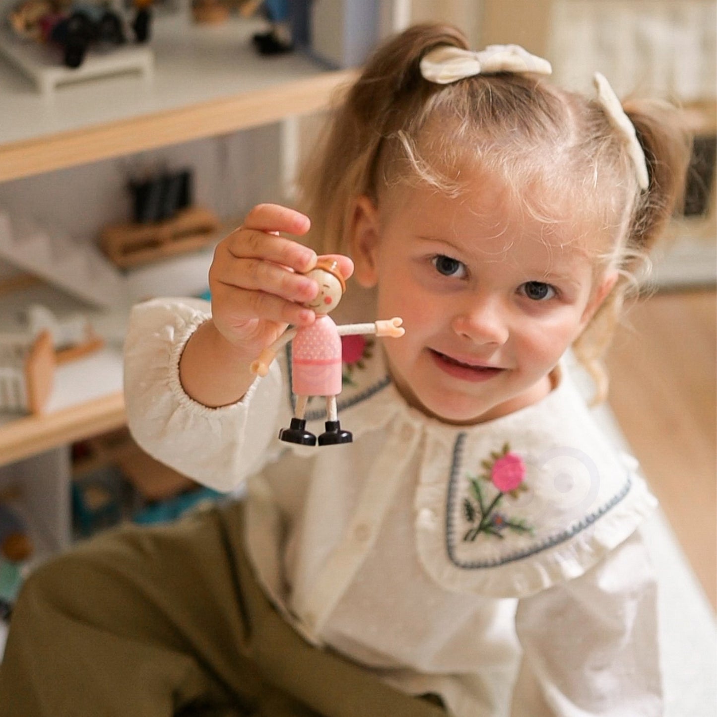 TOOKY TOY Didelis medinis lėlių namelis su figūrėlėmis, FSC – vaizdas 5