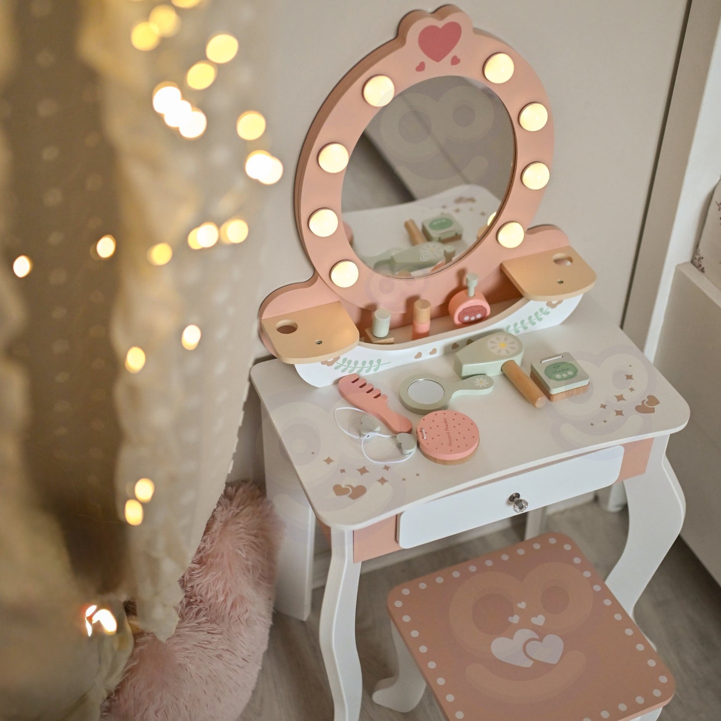 TOOKY TOY Medinis kosmetinis staliukas su kėdute, LED veidrodžiu ir kosmetikos rinkiniu – vaizdas 2