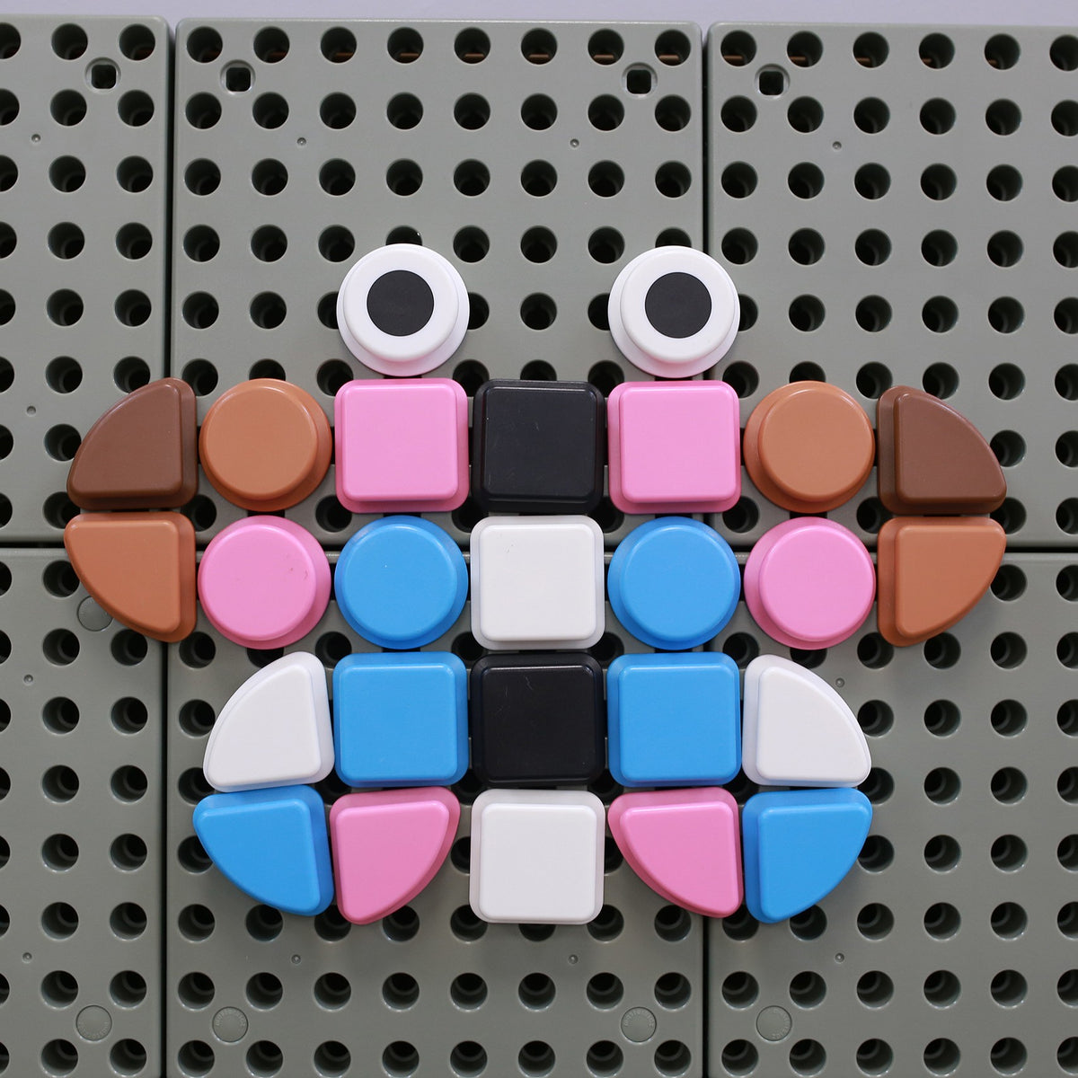 MASTERKIDZ 64 geometrinių formų kaladėlių STEM lentoms