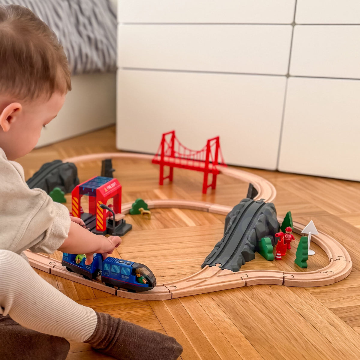 Tooky Toy Elektrinis medinis traukinys su ugniagesių tema, 70 dalių