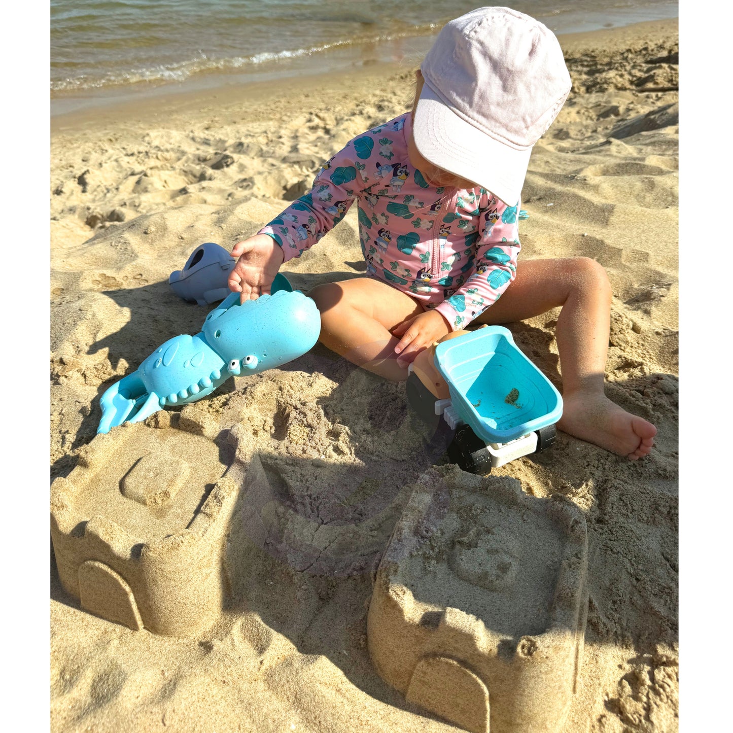 Woopie Green ekologiškas smėlio žaislų rinkinys su kibirėliu ir kastuvėliu „Krokodilas“ – 10 dalių – vaizdas 3