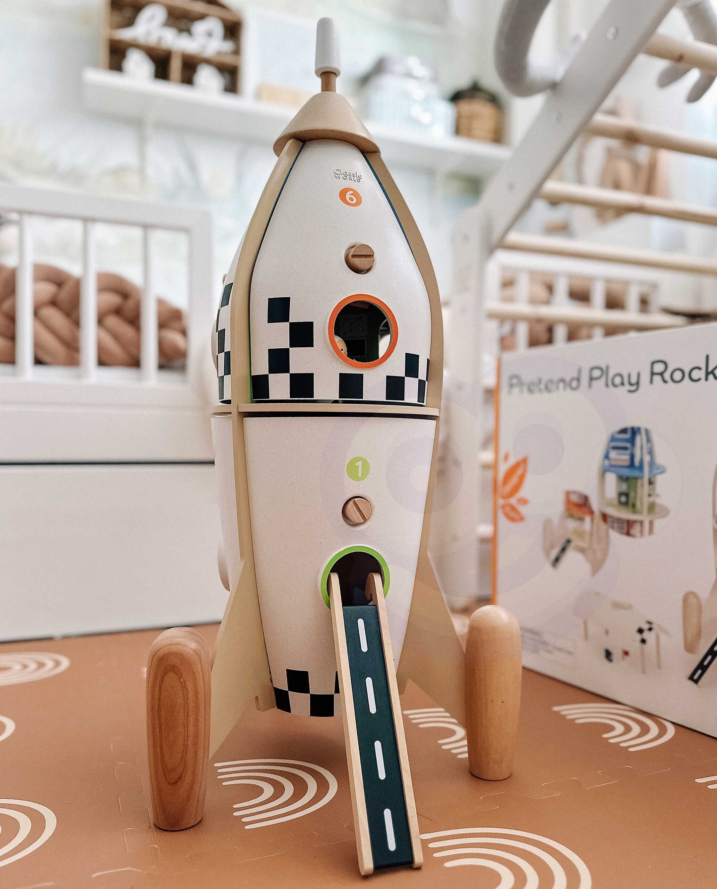 CLASSIC WORLD Didelė medinė raketa-namelis su astronautų figūrėlėmis – vaizdas 4