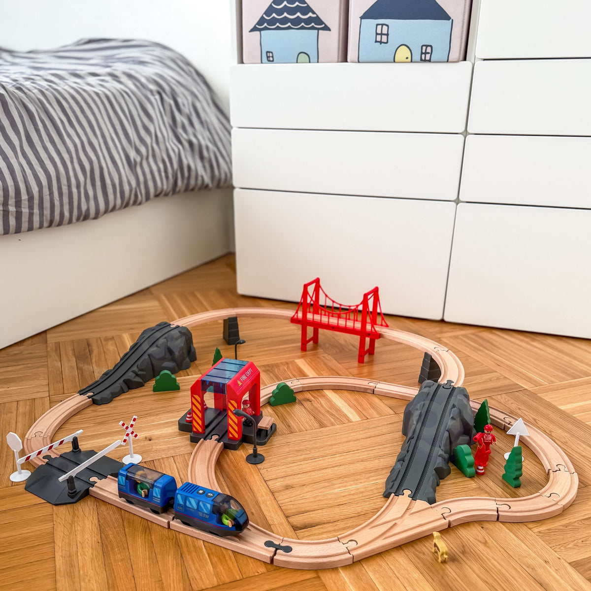 Tooky Toy Elektrinis medinis traukinys su ugniagesių tema, 70 dalių