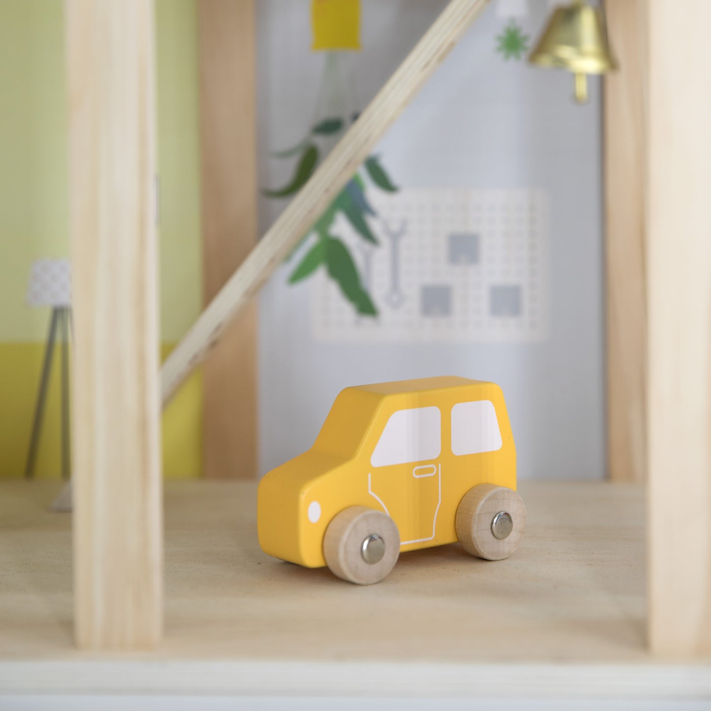 VIGA Medinis lėlių namelis rinkinys su lėlytėmis ir priedais – vaizdas 6