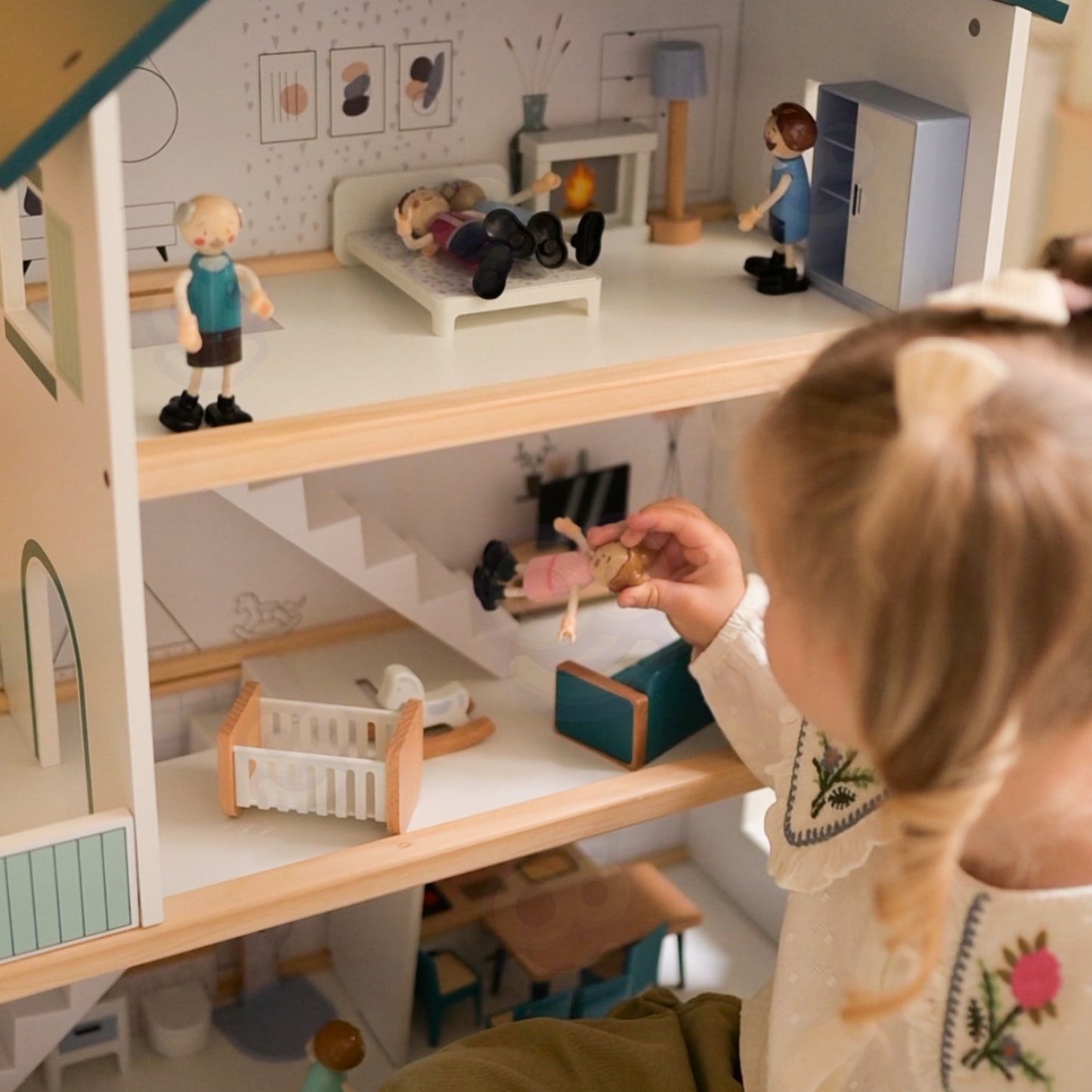 TOOKY TOY Didelis medinis lėlių namelis su figūrėlėmis, FSC – vaizdas 3