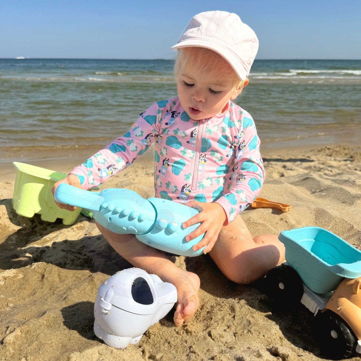 Woopie Green ekologiškas smėlio žaislų rinkinys su kibirėliu ir kastuvėliu „Krokodilas“ – 10 dalių – vaizdas 2