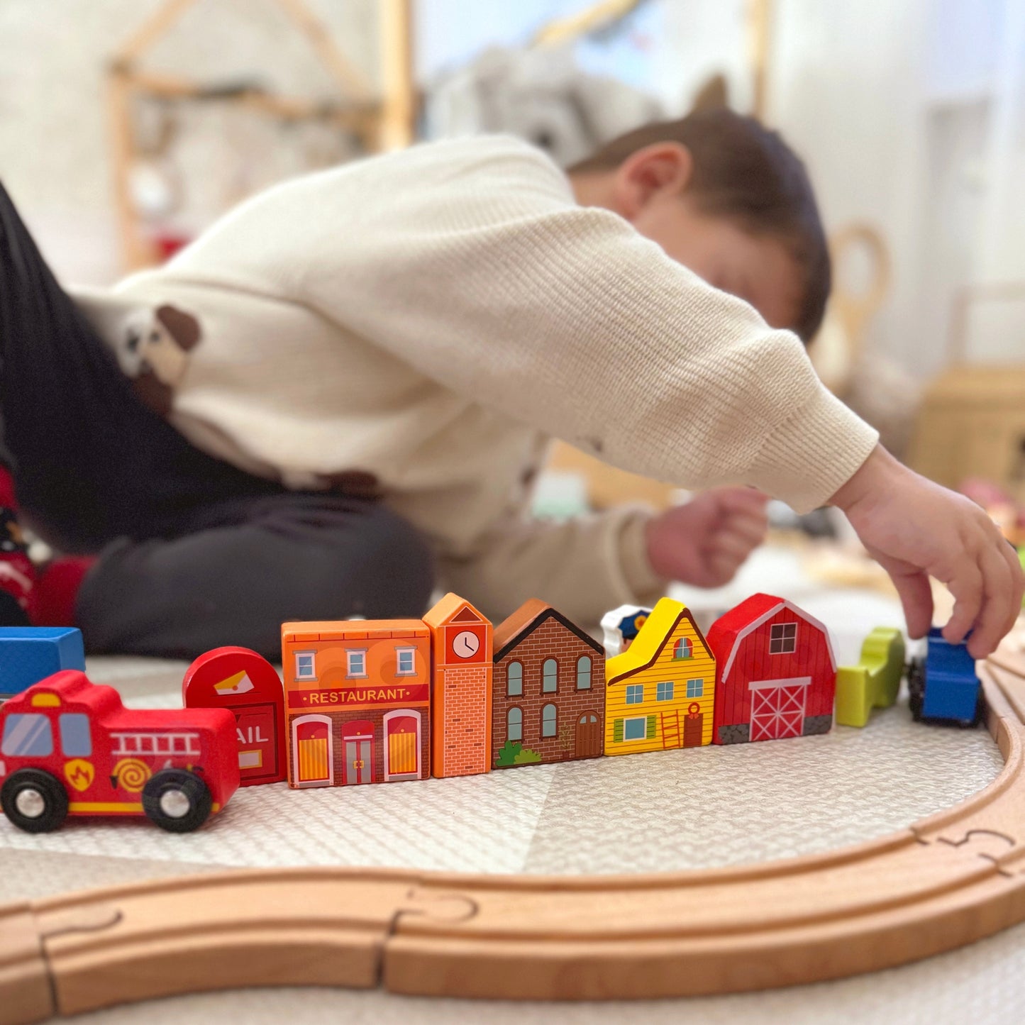 Tooky Toy medinis miesto pastatų ir figūrėlių rinkinys – vaizdas 3