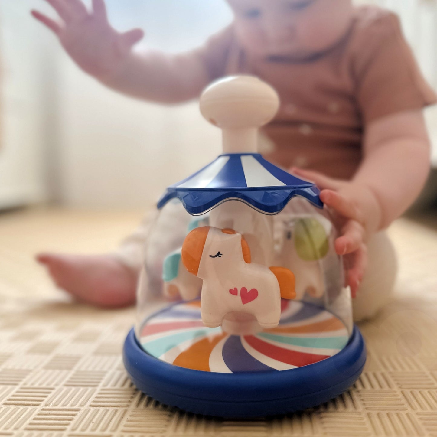 WOOPIE BABY Mėlynas sukutis-karuselė su spalvotais arkliukais – pagrindinis vaizdas