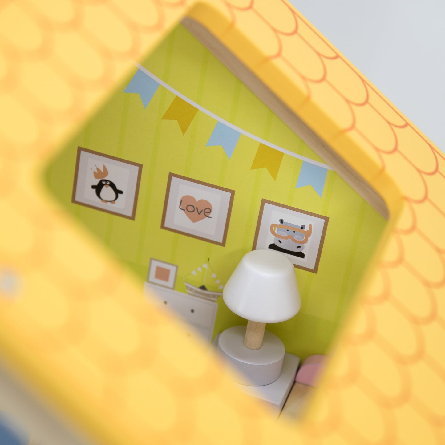 VIGA Medinis lėlių namelis rinkinys su lėlytėmis ir priedais – vaizdas 4