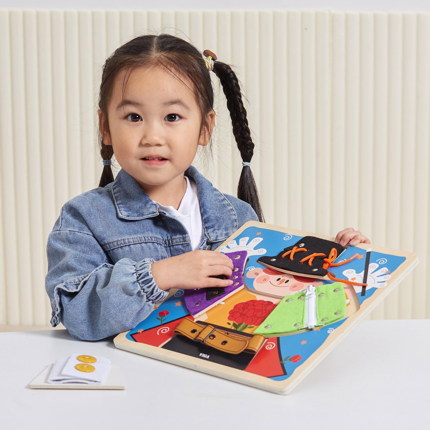 VIGA medinė manipuliacinė lenta „Sagtelės ir užraktai“ – Montessori lavinamasis žaislas – vaizdas 3