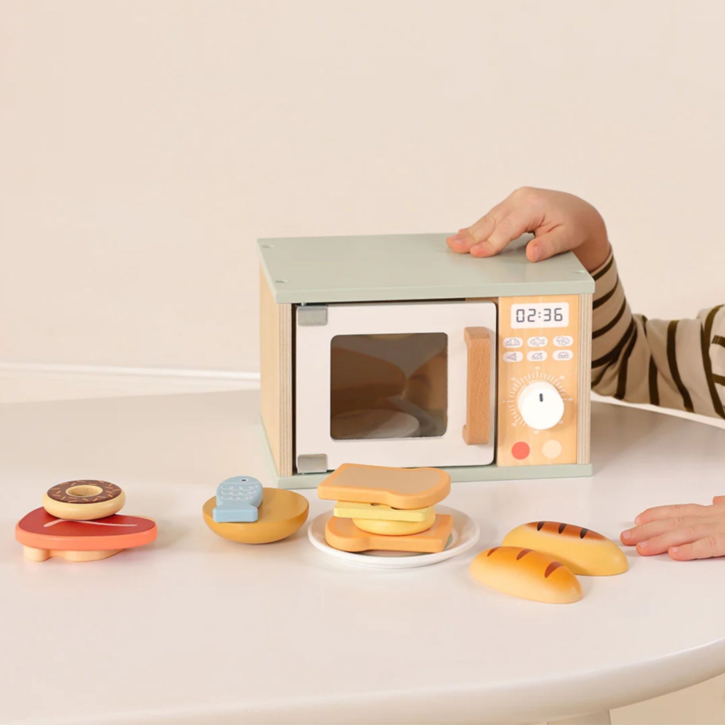 TOOKY TOY Medinė mikrobangų krosnelė su maisto produktų rinkiniu – vaizdas 2