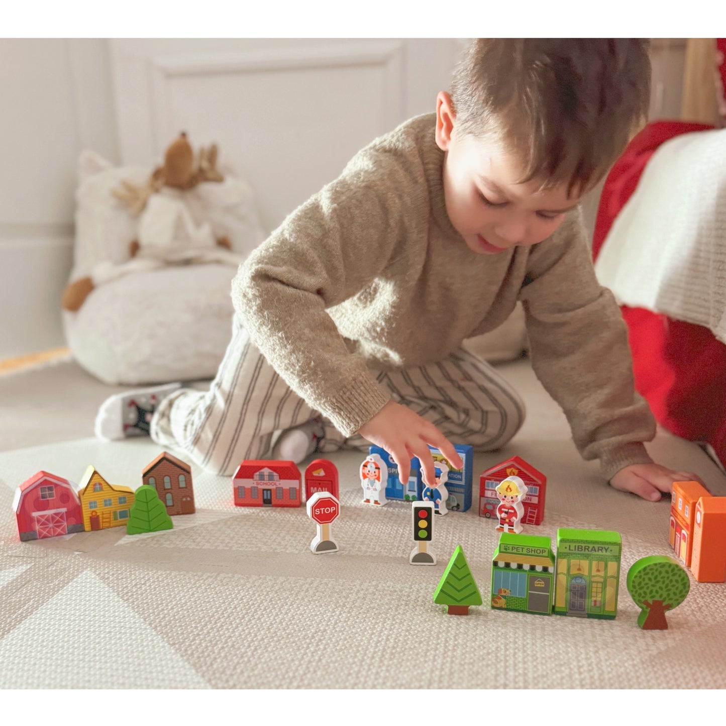 Tooky Toy medinis miesto pastatų ir figūrėlių rinkinys – vaizdas 2