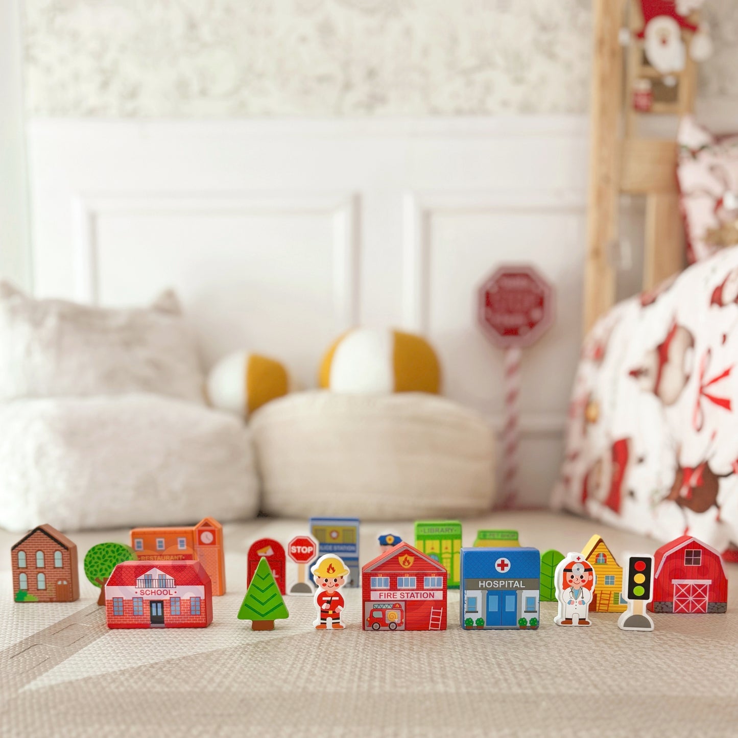 Tooky Toy medinis miesto pastatų ir figūrėlių rinkinys – vaizdas 4