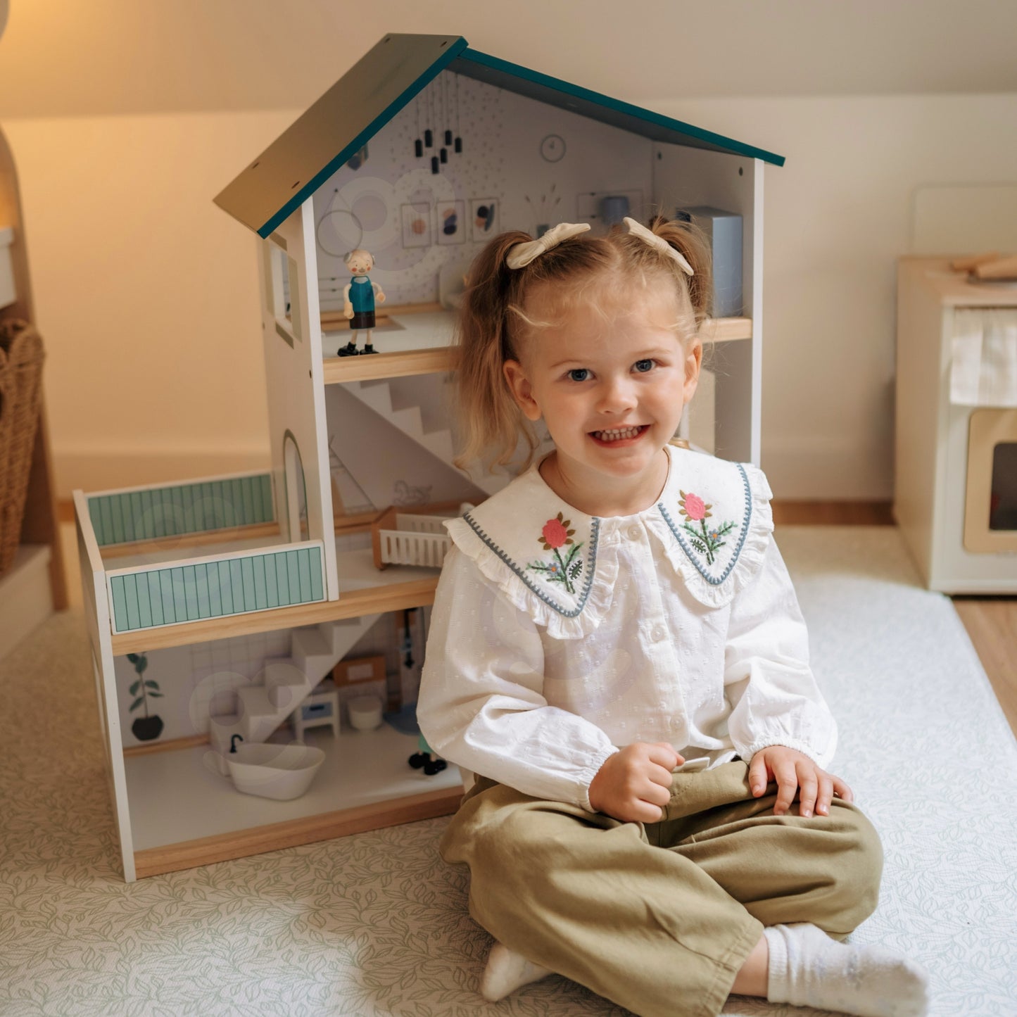 TOOKY TOY Didelis medinis lėlių namelis su figūrėlėmis, FSC – vaizdas 6