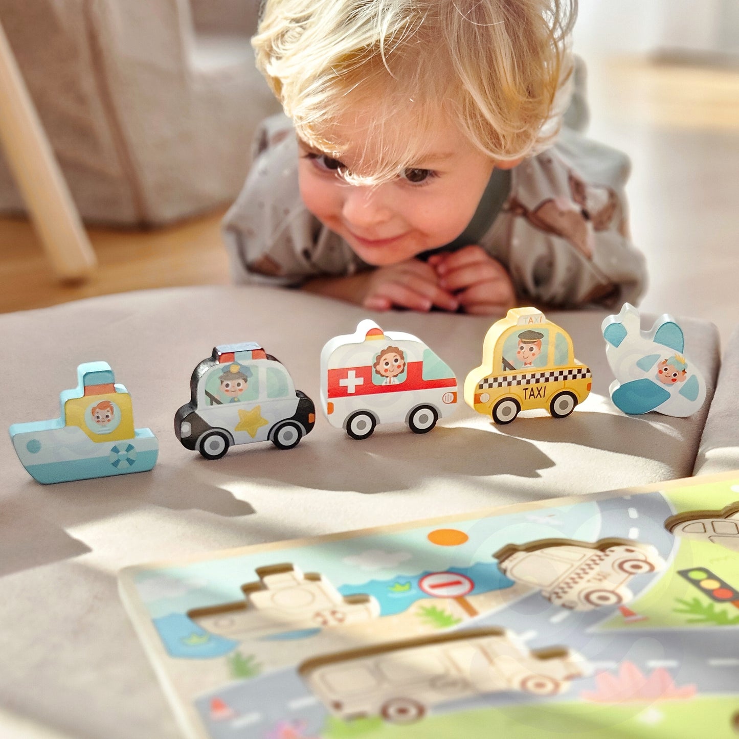 Tooky Toy medinė Montessori dėlionė „Transporto priemonės“ – automobiliai, lėktuvas, laivas – vaizdas 4