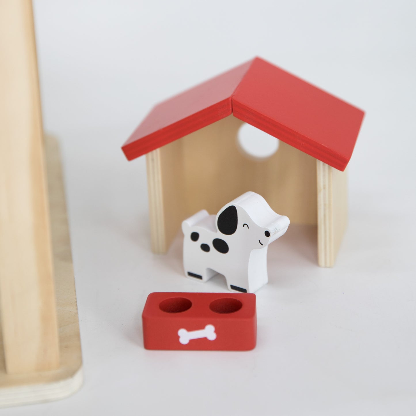 VIGA Medinis lėlių namelis rinkinys su lėlytėmis ir priedais – vaizdas 7