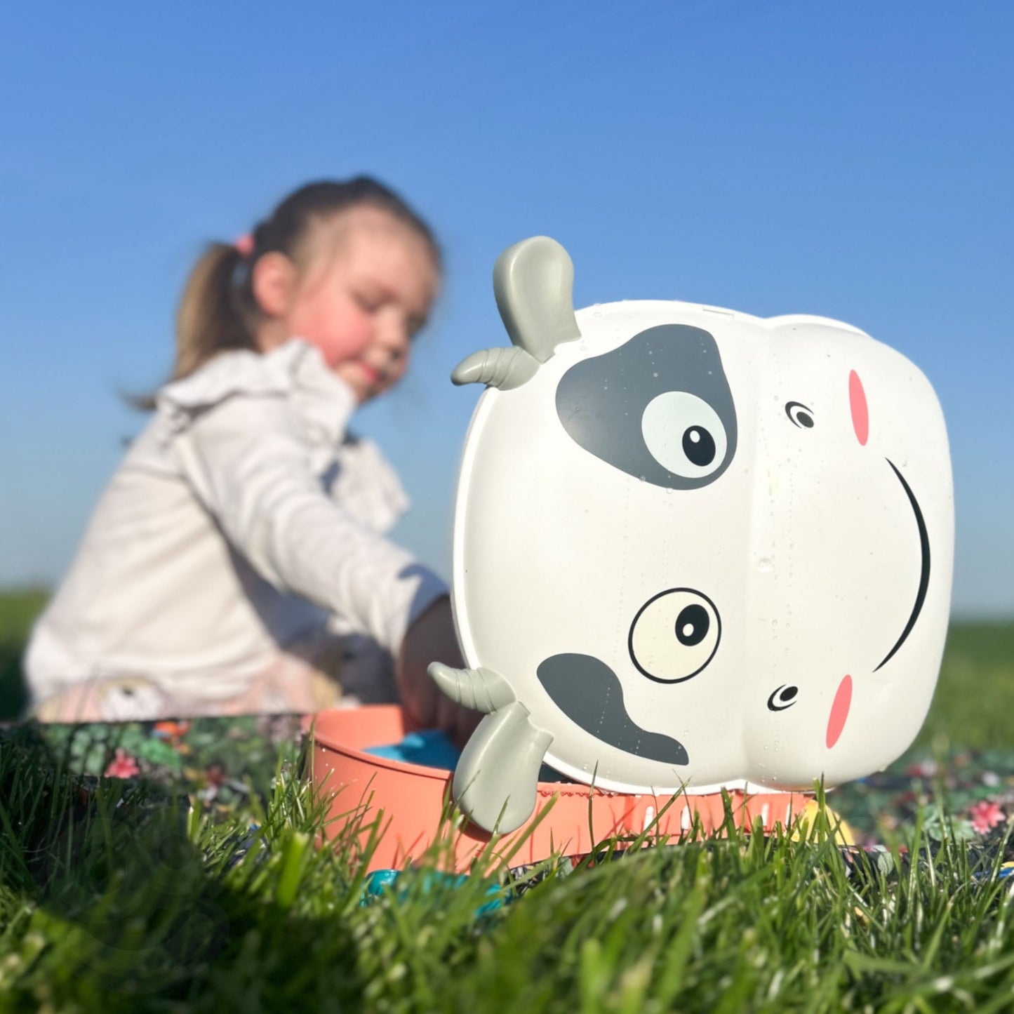 Woopie 3in1 smėlio žaislų rinkinys „Karvutės lagaminas“ – smėlio, vandens ir interaktyvūs žaidimai – vaizdas 4