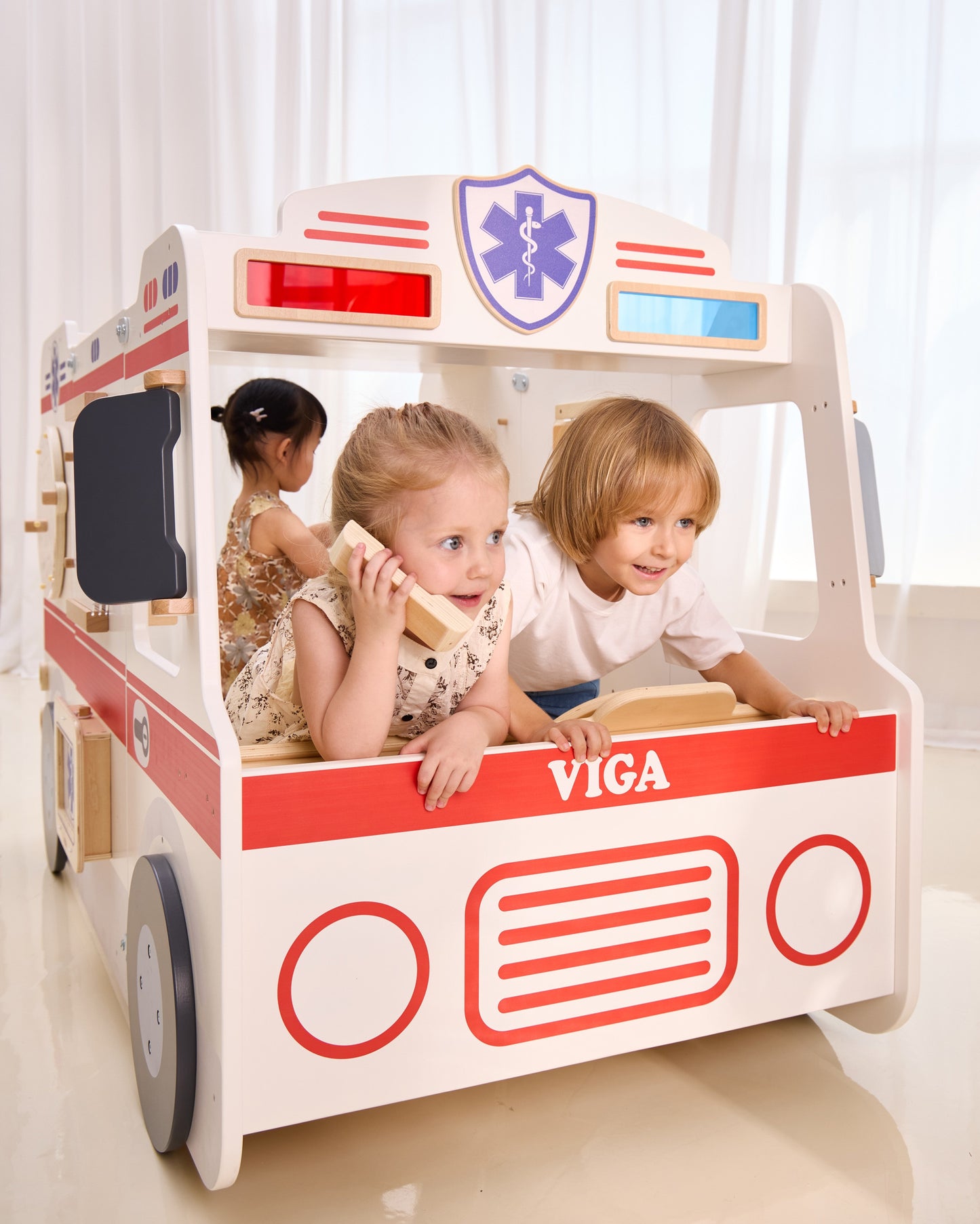 VIGA Medinė Greitosios Pagalbos Mašina su Priedais 25 vnt. Vaikams nuo 3 m.