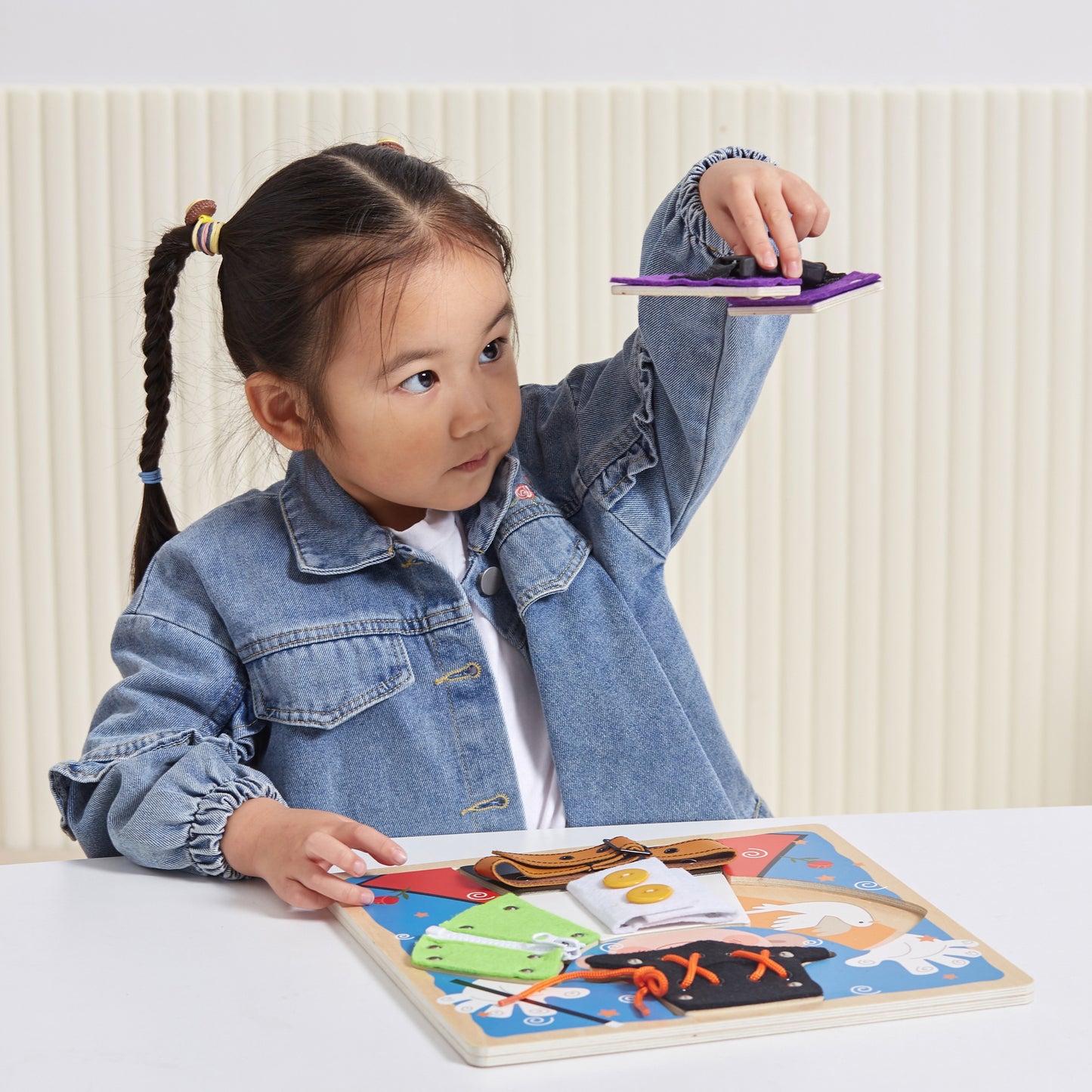 VIGA medinė manipuliacinė lenta „Sagtelės ir užraktai“ – Montessori lavinamasis žaislas – vaizdas 4