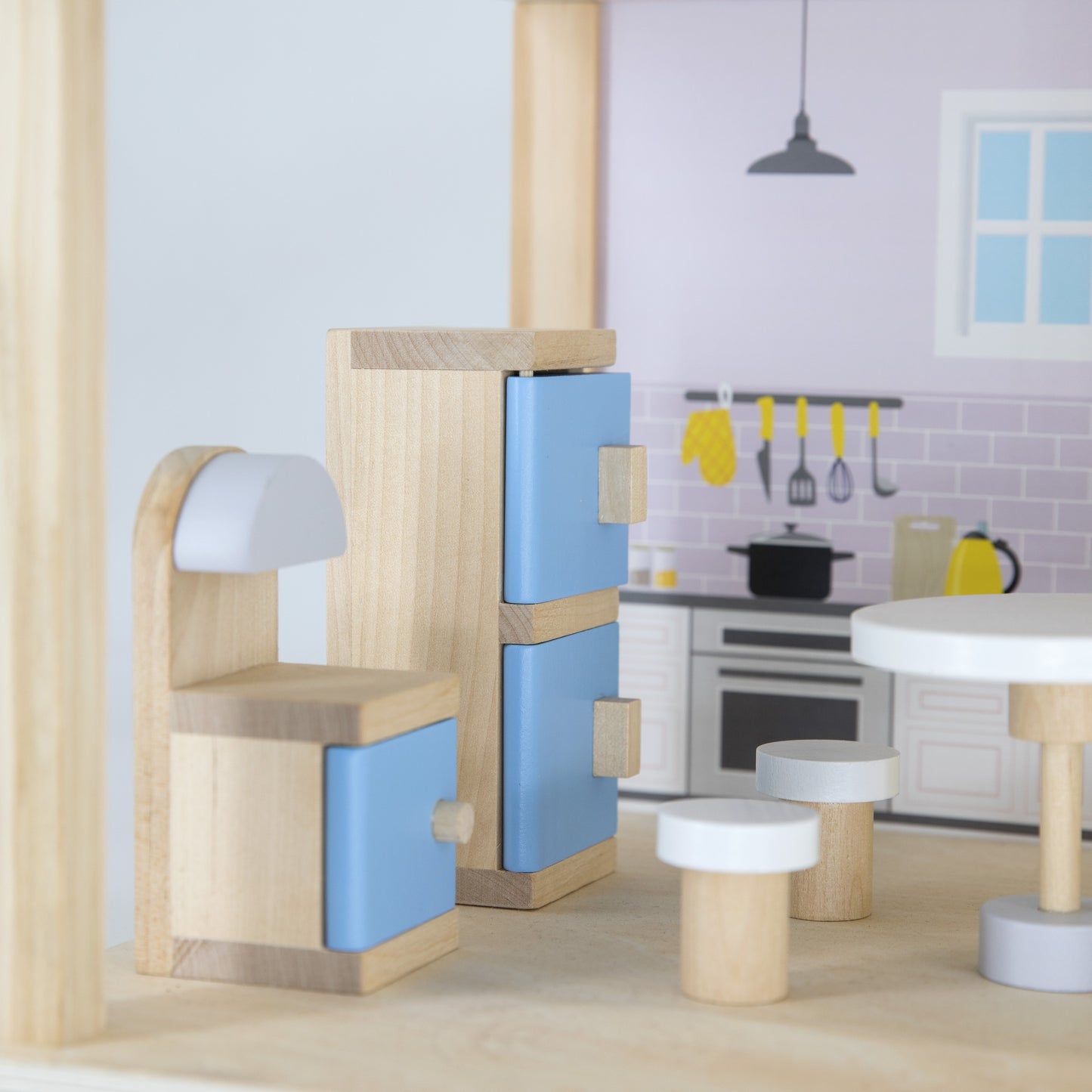 VIGA Medinis lėlių namelis rinkinys su lėlytėmis ir priedais – vaizdas 5