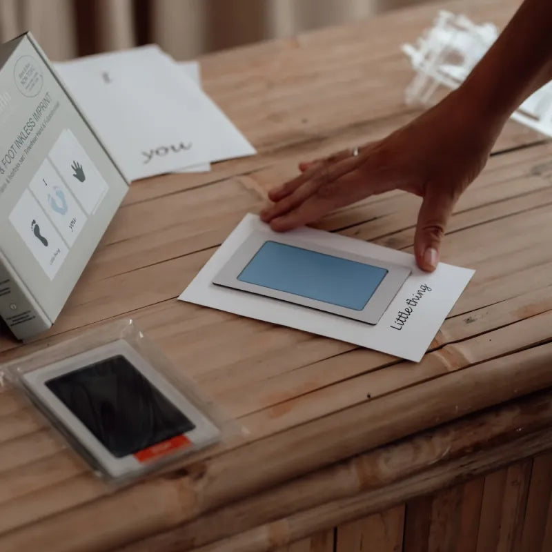 Kūdikio rankos/pėdos atspaudų lapeliai, mėlyna, detalės – vaizdas 8